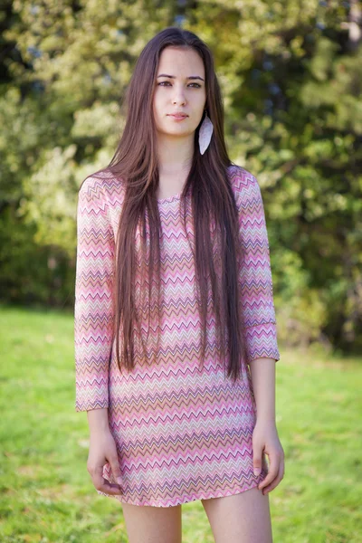 Mujer bonita vistiendo túnica rosa en el parque — Foto de Stock