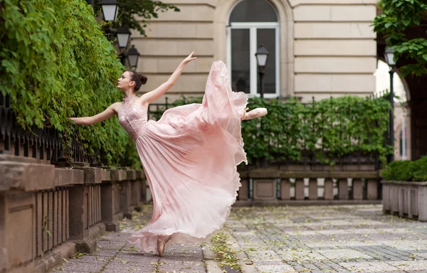 Jonge ballerina met mooie roze jurk poseren buiten — Stockfoto