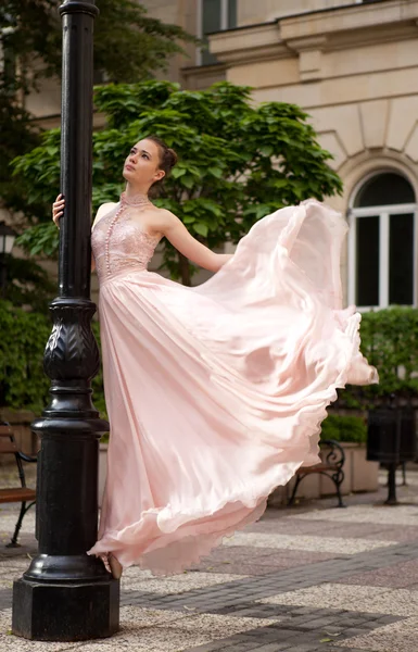 Fiatal gyönyörű balerina pózol — Stock Fotó