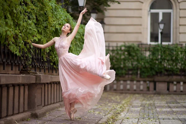 Jovem bailarina com belo vestido rosa posando ao ar livre — Fotografia de Stock