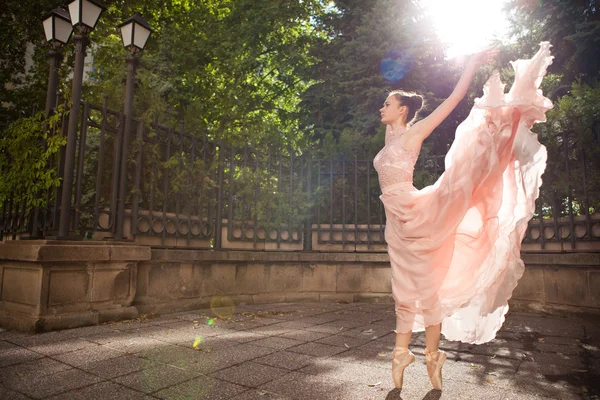 Jovem bailarina com belo vestido rosa posando ao ar livre — Fotografia de Stock