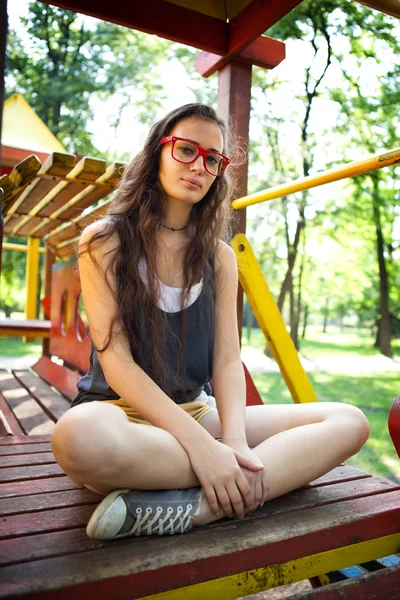 Giovane donna nel parco giochi rilassante — Foto Stock