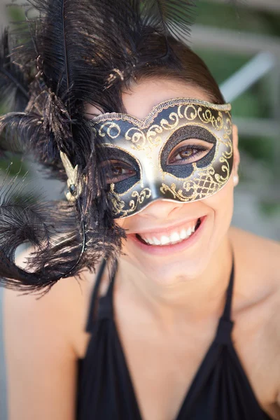 Сексуальна дівчина в карнавальній венеціанській масці посміхається — стокове фото