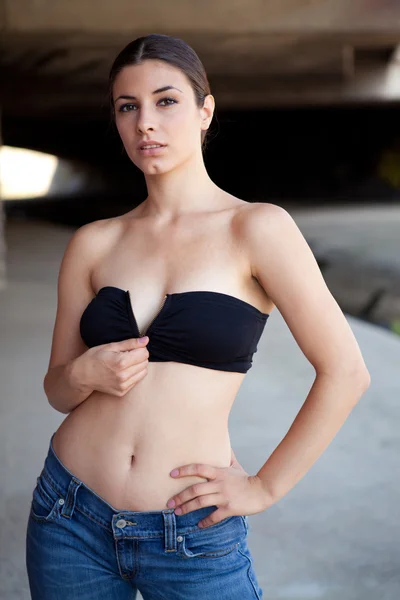 Beautiful girl with black unzip top in front of graffiti wall — Stock Photo, Image