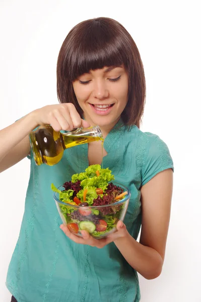 Junge schöne Frauen, die Salat zubereiten Stockbild