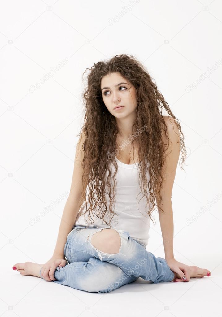 Schönes Mädchen Mit Langen Lockigen Haaren Trägt Weißes Oberteil Und Zerrissene Jeans 