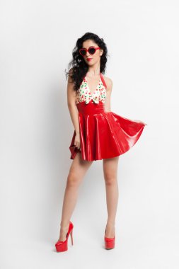 Seksi kırmızı lateks kadında elbise ile güneş gözlüğü