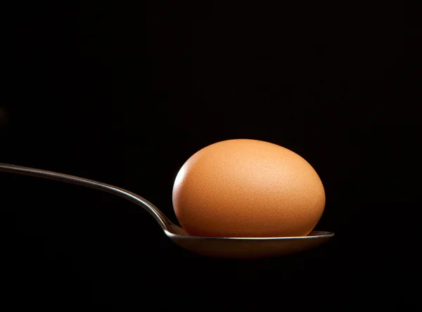 Hnědá vejce zabalená v kouři v stříbrnou lžičkou — Stock fotografie