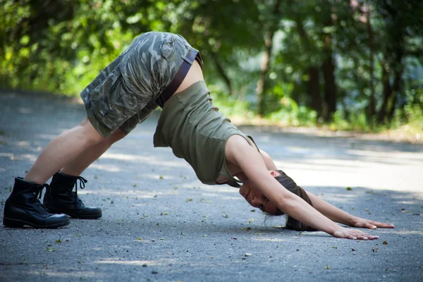 Beautiful sporty woman training in park — Stock Photo, Image