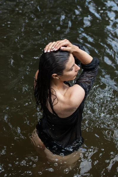 Seksi genç esmer güzellik nehirde yıkanmak