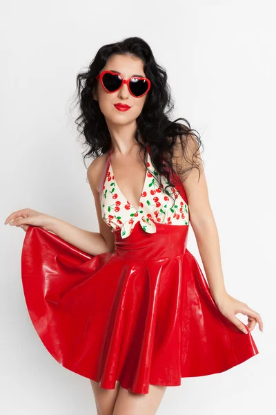 Donna sexy in lattice rosso vestito con occhiali da sole — Foto Stock