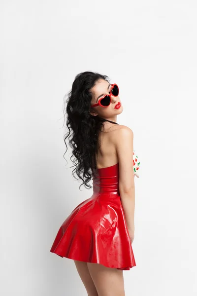 Mujer sexy en vestido de látex rojo con gafas de sol —  Fotos de Stock