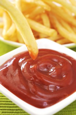 Patates kızartması ve domates ketçap beyaz tabak