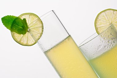 Cam soğuk limonata ile