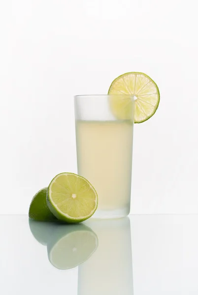 Glas mit kalter Limonade — Stockfoto