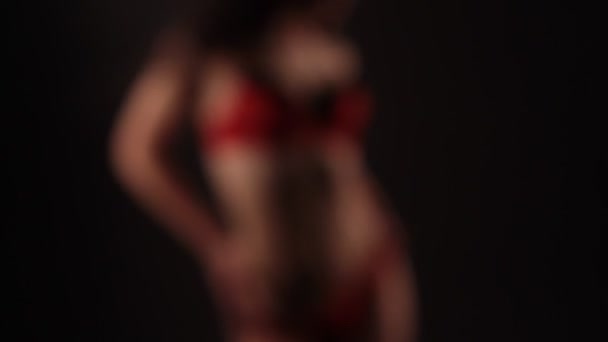 Sexy brünette Frau in roten Dessous tanzt im Dunkeln — Stockvideo