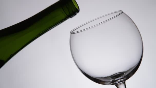 vin rouge versant dans le verre à vin