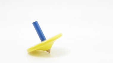 Sarı ve mavi renklerde boyanmış ahşap iplik üst