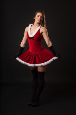 Noel Baba olarak siyah retro gözlüklü güzel genç esmer kadın giyinmiş