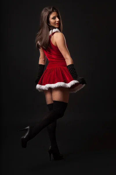 Mooie jonge brunette vrouw met zwarte retro glazen verkleed als Santa — Stockfoto