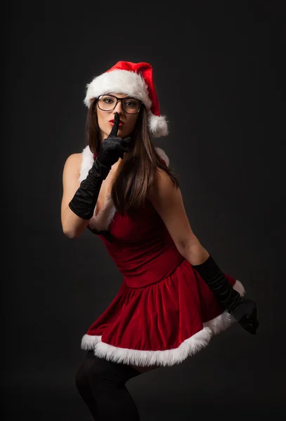 Belle jeune femme brune avec des lunettes rétro noires habillées en Père Noël — Photo