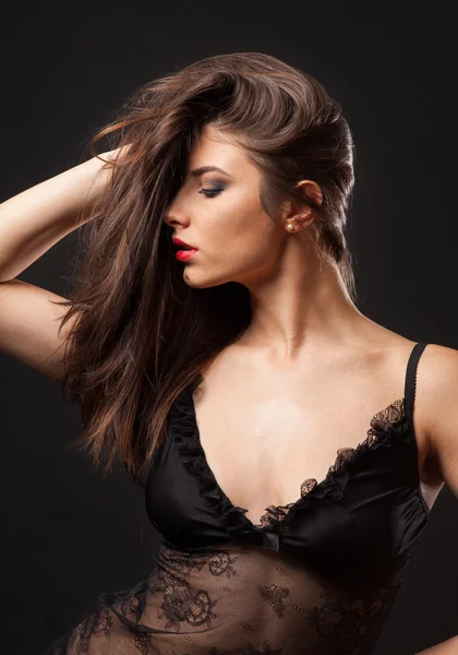 Sexy bruneta žena v černém tylu prádlo — Stock fotografie
