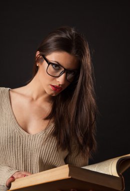 Seksi esmer kadın kitap okumak