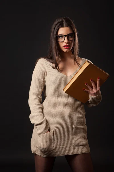 Sexy brünette Frau hält Buch — Stockfoto