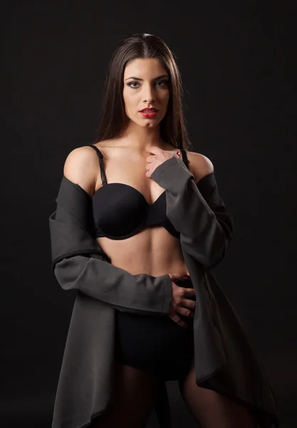 Sexy brunette vrouw met retro zwarte lingerie — Stockfoto