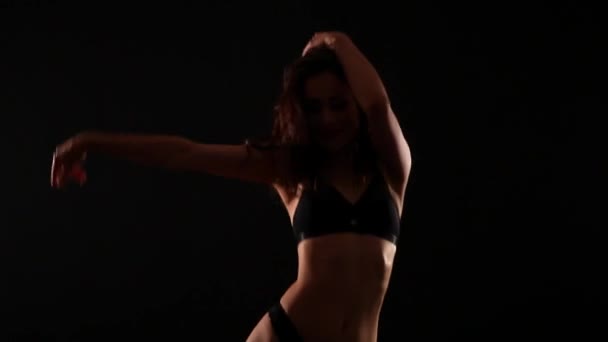 踊る黒のランジェリーでセクシーなブルネットの女性 — ストック動画
