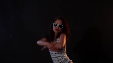 Siyah bikini ve beyaz gömlek dans seksi esmer kadın