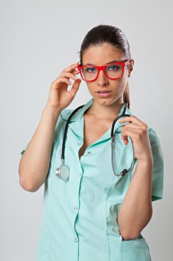 Seksi kadın doktor stetoskop ve kırmızı gözlük
