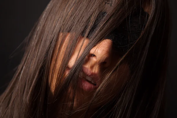 Güzel seksi kadın siyah göz bağı ile