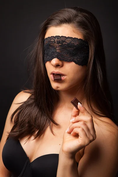 Mooie sexy vrouw met zwarte lingerie en blinddoek — Stockfoto