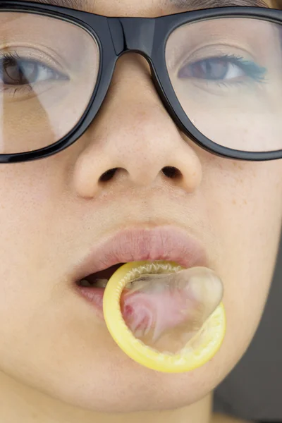 Kadın ağzına prezervatif ile