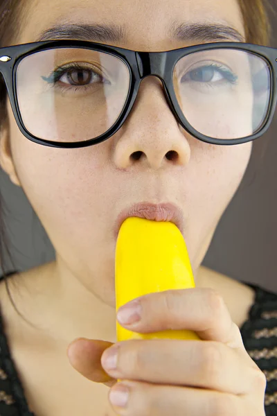 Gyönyörű nő fekete napszemüveg szexi étkezési banán — Stock Fotó