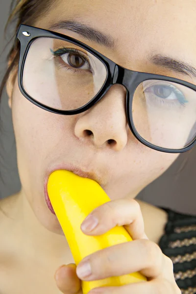 Mulher bonita com óculos de sol pretos sexy comer banana — Fotografia de Stock