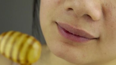 genç bir kadın Bal yiyen