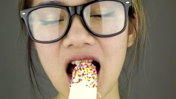 Hermosa mujer con gafas de sol negras sexy comer plátano — Vídeos de Stock