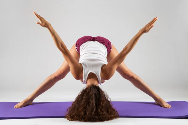 Szexi nő csinál jóga gyakorlatok — Stock Fotó