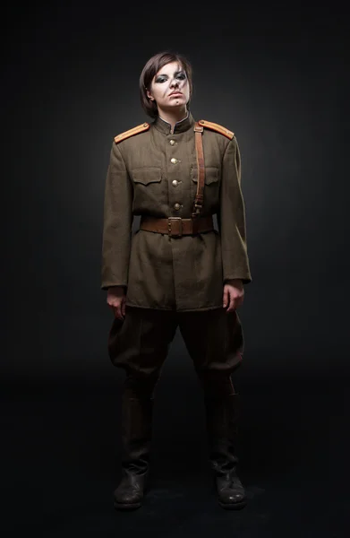 Kirli yüzü ile askeri üniformalı seksi kadın — Stok fotoğraf