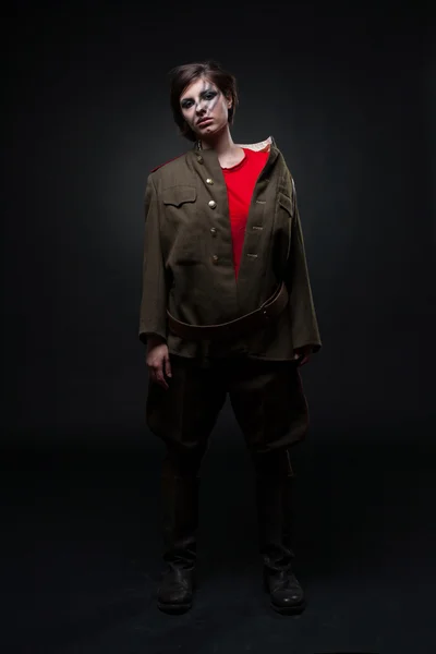 Σέξι γυναίκα με στρατιωτική στολή με βρώμικο πρόσωπο — Φωτογραφία Αρχείου