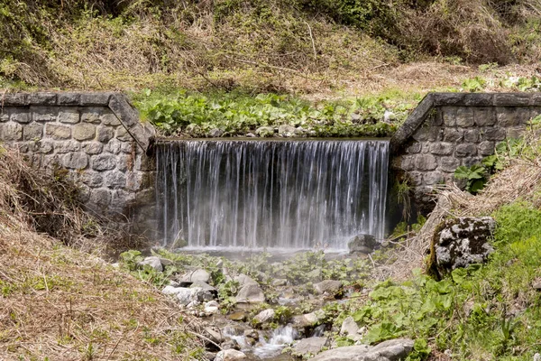 Wasserfall Von Einem Kleinen Bach Gebildet — Stockfoto