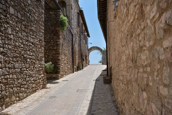 Orta Çağ Umbria Şehrinde Kemerli Bir Sokak — Stok fotoğraf