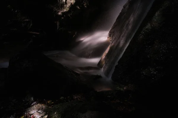 Lange Vergrößerte Querbelichtung Des Zentralen Wasserfalls Von Menotre Foligno Umbria — Stockfoto