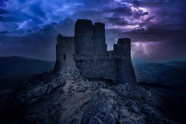 Ortaçağ kalesi Rocca di calascio abruzzo italy yaz fırtınası sırasında