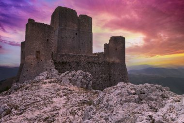 Rocca di Calascio Ateşli bir günbatımında Abruzzo İtalya