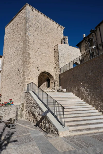 Arco San Rocco Pueblo Montaña Castel Del Monte Abruzzo —  Fotos de Stock