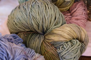 Yün yeşil toplar açık mavi pembe sarı