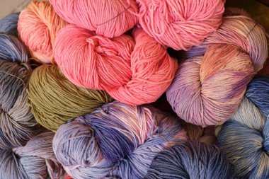 Yün pembe turuncu turuncu mavi koyu yeşil açık mavi toplar.
